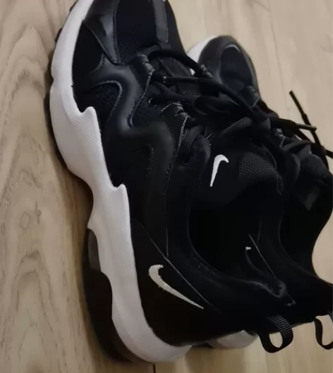 耐克air max 跑鞋九成新 感兴趣的话...