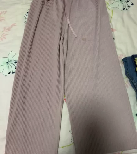 藕粉色阔腿裤 很凉快 有一点点油渍 买别的...