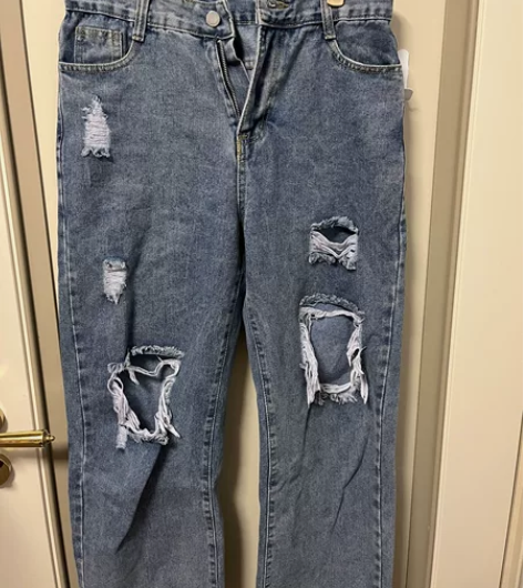 破洞牛仔裤L 买大了 全新出 感兴趣的话点...