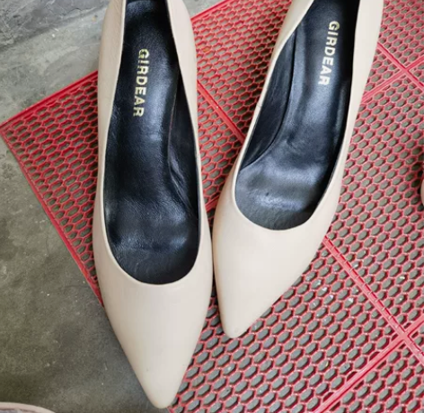 哥弟单鞋 有落灰，微瑕，按瑕疵卖了，基本没...