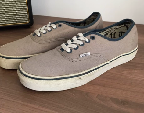 全新正品vans放的太久没有穿 边缘有发黄...