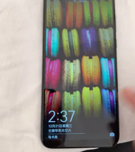 荣耀play，6+128g内存，搭载麒麟9...
