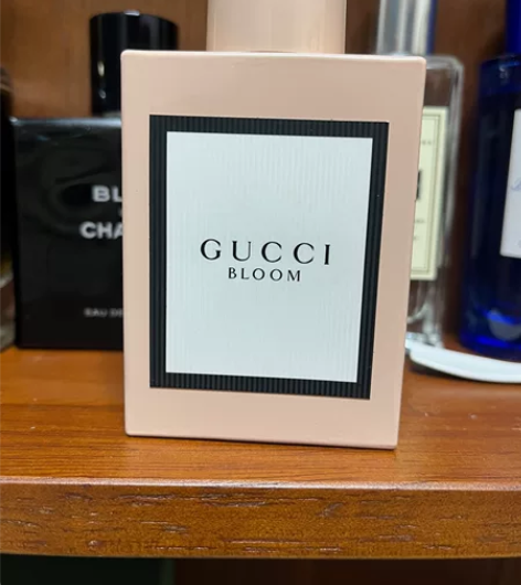 香水，拆封没用过，不是透明瓶子，剩余量拍不...