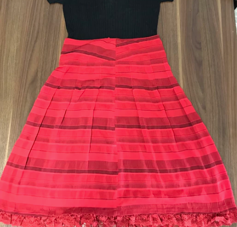 全新半身裙大摆裙，纱料不透，暗红色。拉锁腰...