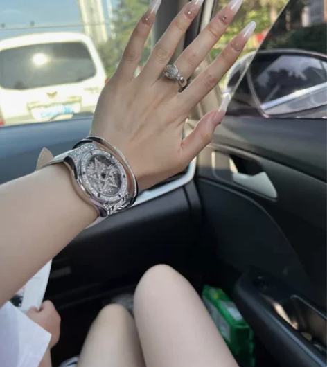 前任送的现在看到就心烦不想要了才戴过一次亏...