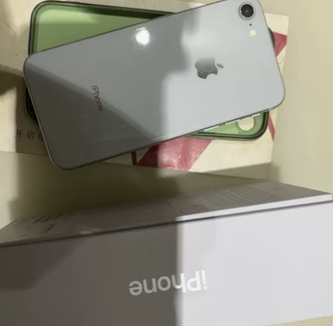 iPhone 8自用行货,128GB银。无...