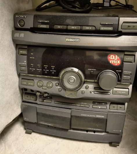 SONY索尼V808组合音响一套，两个主音...