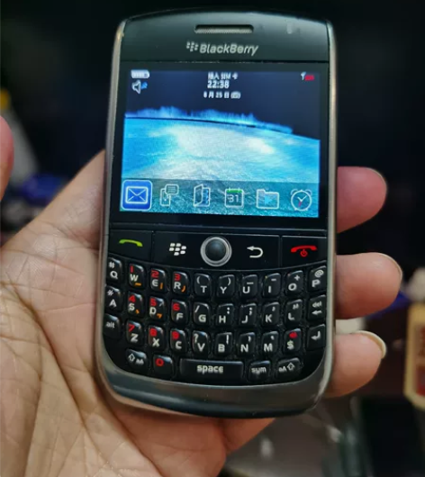 黑莓8910 正常使用，带一块电池。 感兴...