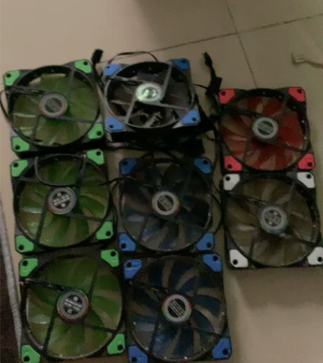 电脑台式机 机箱风扇  有灯光  一共八个...