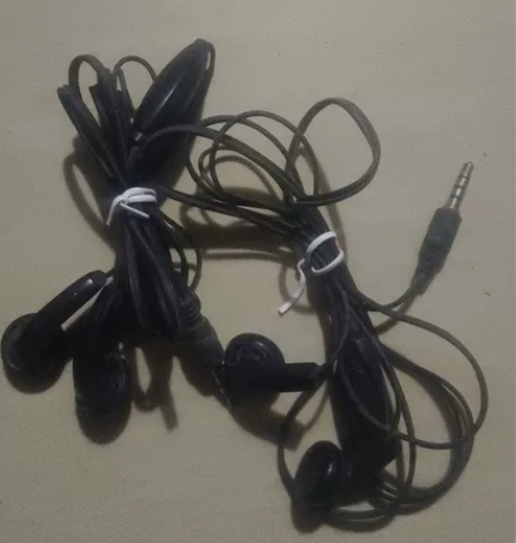 安卓耳机，不知道什么牌子。10元2个 感兴...