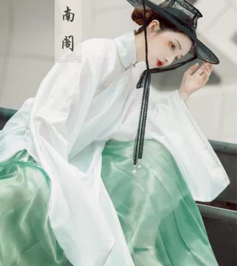 司南阁【极光】全套立领?裙子，S码全新 感...