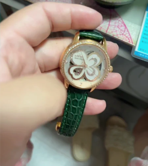 飞亚达四叶草机械表 鳄鱼皮的。 喜欢的人来...