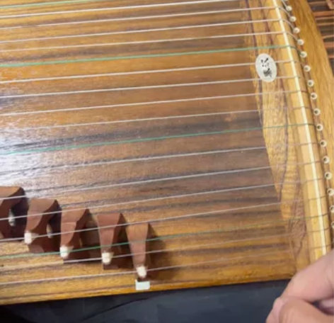 古筝之前没事的时候学的，放着落灰，放的有点...