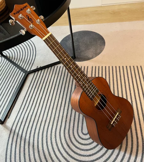 尤克里里 几乎全新  一直放在家里占地方 ...