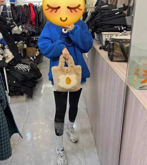 #毛绒斜挎包 #是时候换新包啦 日韩仿獭兔...