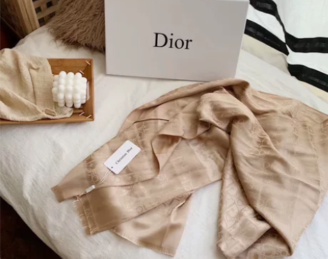 DIOR丝质围巾，仅试戴几乎全新，礼盒包装...