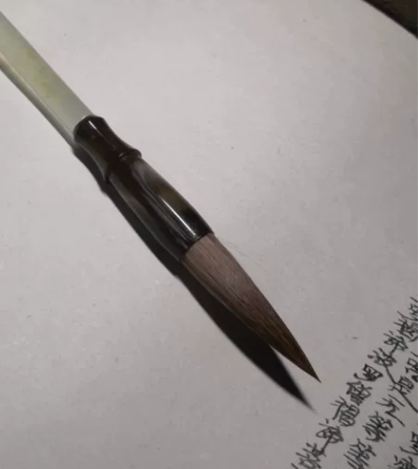 岫玉毛笔，笔杆水头非常好，内飘云朵绵，很有...