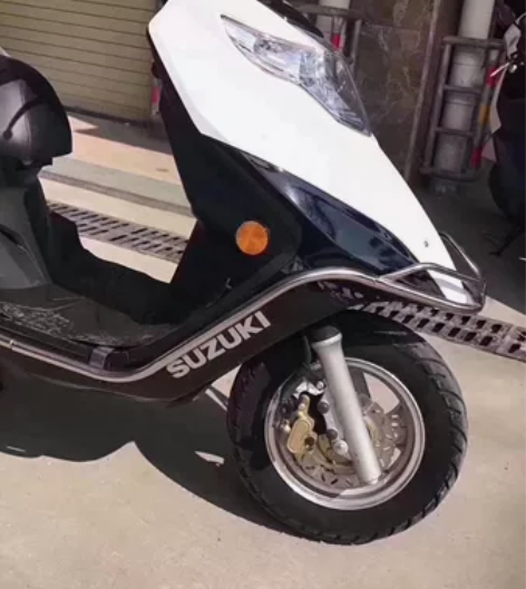 精品铃木红宝125cc 白黑 95新二手踏...