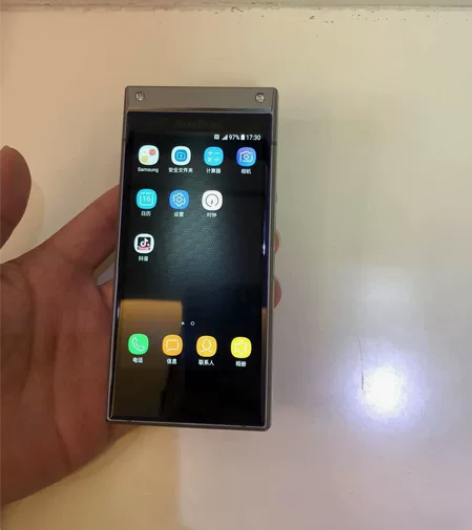 三星W 2019高定版本，两块屏幕是完美，...