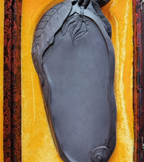 端砚白线岩，大业有成。精选纯肉料子非常纯净...