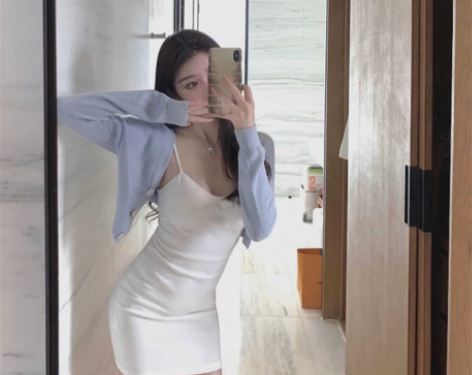 韩雨嘉夏新款修身白色吊带连衣裙网红显瘦性感...