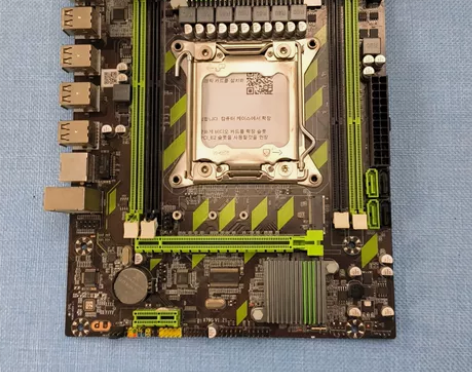 X79主板，功能正常，四内存插槽，成色如图...