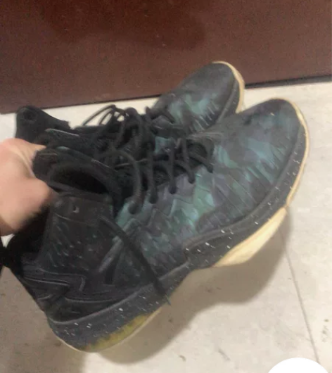 安踏kt团队版，有气垫，缓震不错，鞋底纹路...