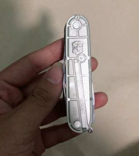 瑞士军刀城市猎人，主刀改大马士革，外壳小裂...