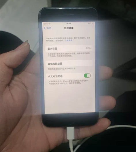 苹果8黑色全网通全原装没有拆修 感兴趣的话...