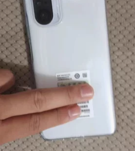 去年2299买的红米k40  白色。用了半...