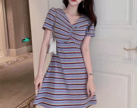 连衣裙新款夏短袖v领褶皱纽扣时尚气质显瘦条...