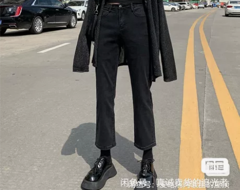 出黑色直筒弹力松紧加绒牛仔裤,原价79,现...