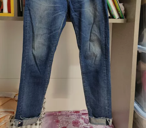 蓝色九分牛仔裤，九成新的，款式不错上身效果...