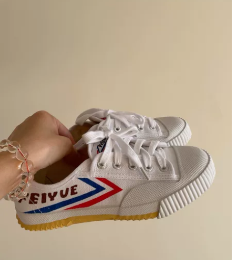 飞跃帆布运动鞋复古小白鞋 买大了，就试穿过...