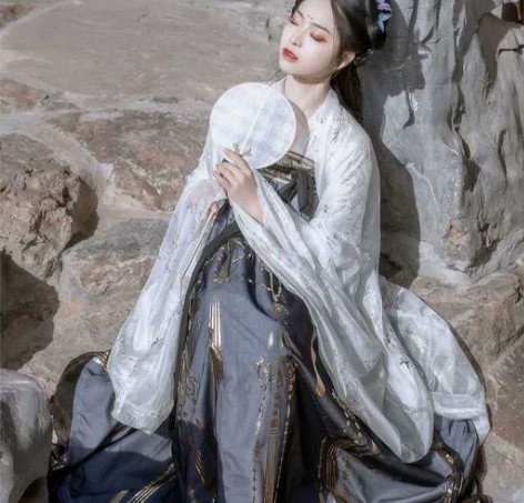 艺缕汉服,俩件套齐胸,好像是6米。 140...