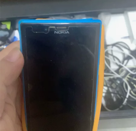 自用的Nokia 720t，里边还插了张4...