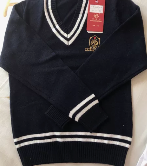 枫叶国际学校校服，孩子穿了一学期就小了，九...