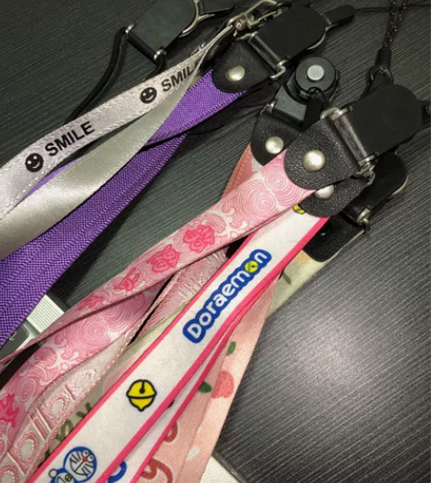 手机挂绳 一共八条，两条紫色，一条灰色，一...