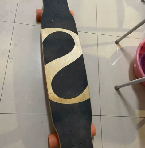 滑板朋友送的，这个长板划过几次就闲置了 不...