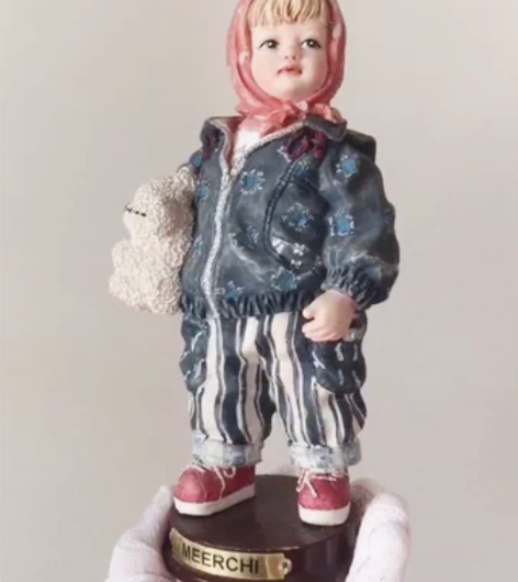 美尔奇正版摆件抱着小白熊的胖嘟嘟女孩,表情...