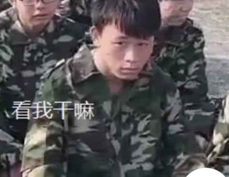 军训迷彩服套装 （外套+裤子+腰带+帽子）...