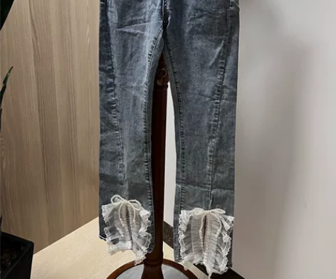 萝莉重工装饰高弹开叉微喇叭牛仔裤，面积是薄...