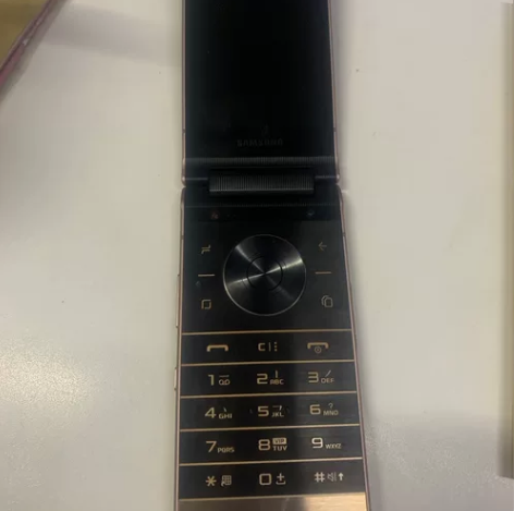 正品国行三星w2019,6+128g,9成...