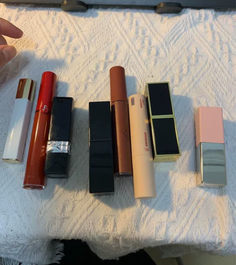 出闲置口红 有几只是新的 感兴趣的话点“我...