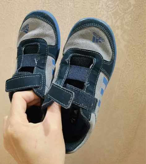 阿迪男童运动鞋内长16厘米,正品。 感兴趣...
