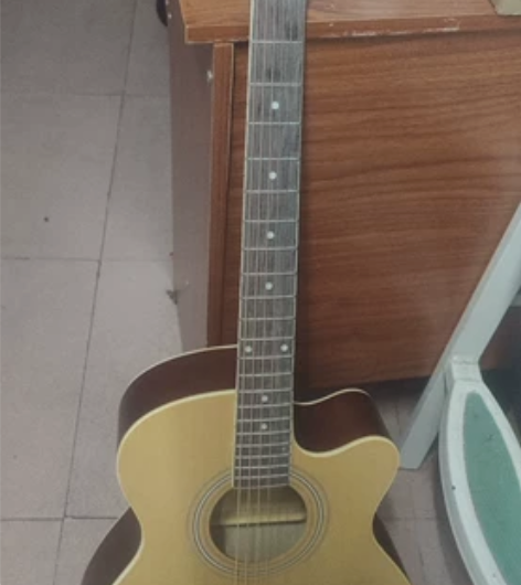卡斯摩正品吉他 原价500多买的   放了...