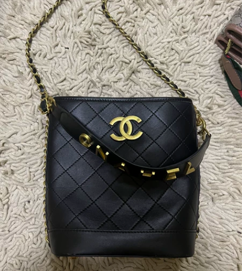 单肩斜挎包，很喜欢所以背过很多次，七八成新...