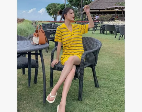 胶囊小姐谷然家黄色条纹方领连衣裙夏镂空裙子...