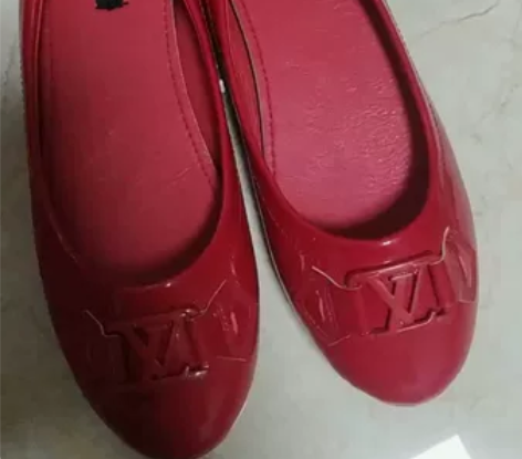 37偏小一码，36码脚可以穿，全新百搭平底...