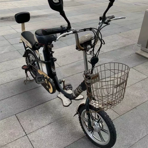 台铃电动自行车，电池完好，车架有使用痕迹。...